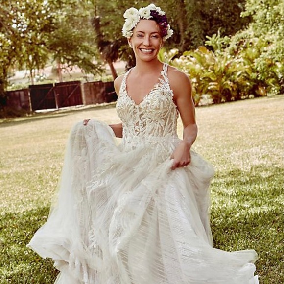 Elegant A-Silhouette Wedding Dress with Tulle, Lace, 3D Flowers, Applique, Open Back, and Spaghetti Straps for a Sophisticated Bridal Look